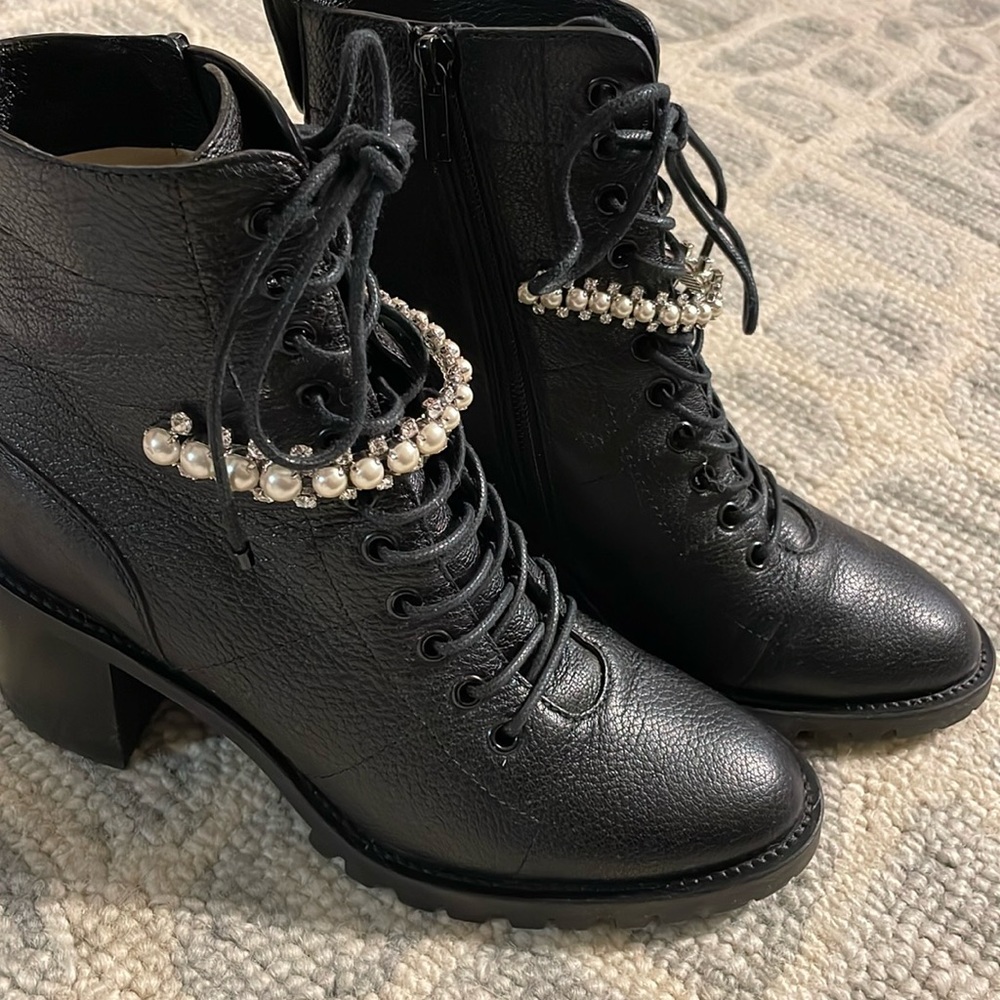Cruz 65. Black grained leather lace-up combat boots with crystal. Side zip.